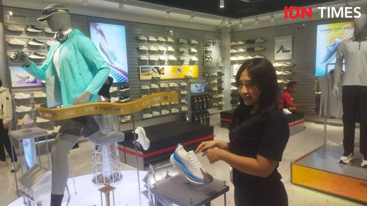 Pengunjung melihat sepatu olahraga di toko perdana Xtep di Sun Plaza Medan dengan tampilan interior modern dan koleksi sepatu lengkap.