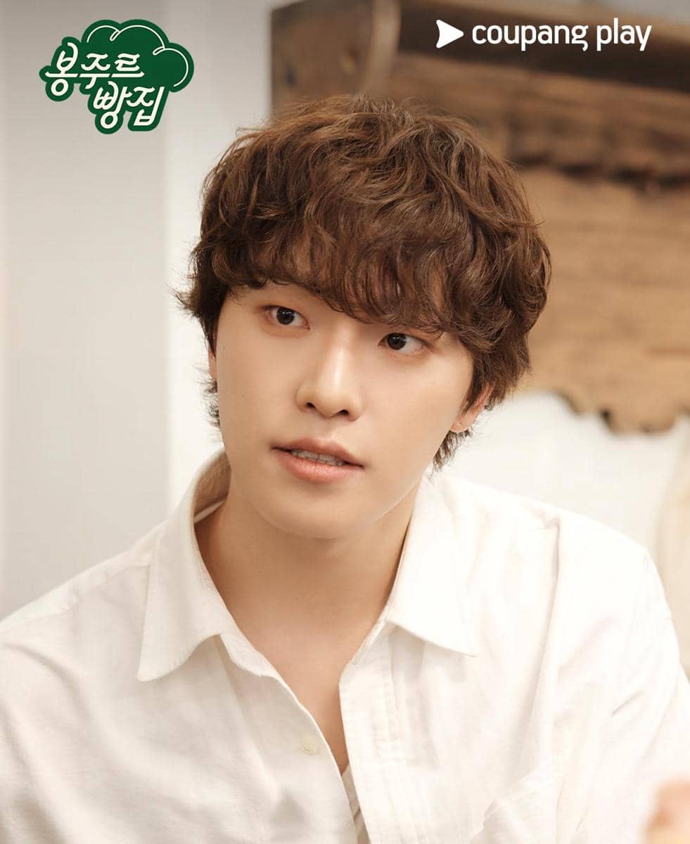 Still Cut Dino SEVENTEEN sebagai part timer di Bonjour Bakery 