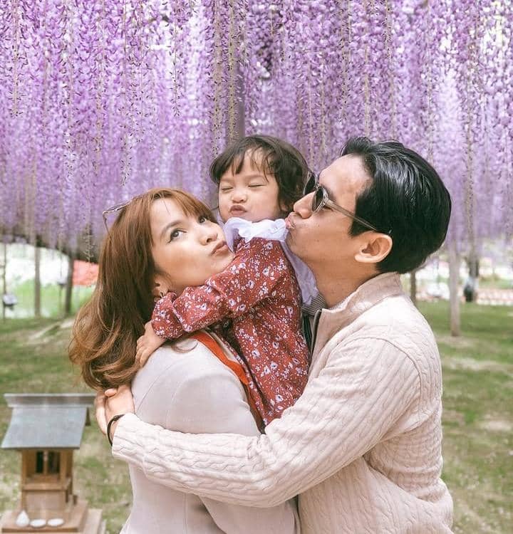 potret Sabrina Anggraini lihat musim bunga wisteria di Jepang