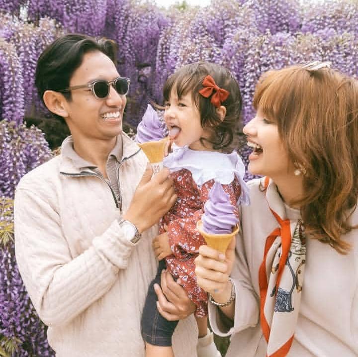 potret Sabrina Anggraini lihat musim bunga wisteria di Jepang