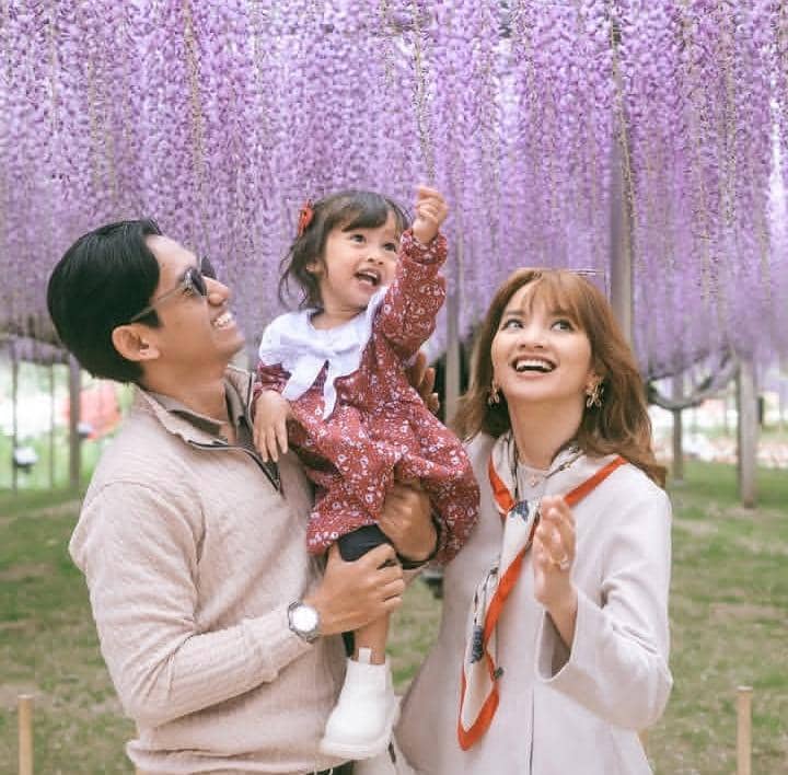 potret Sabrina Anggraini lihat musim bunga wisteria di Jepang
