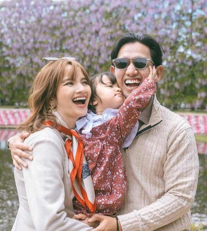potret Sabrina Anggraini lihat musim bunga wisteria di Jepang
