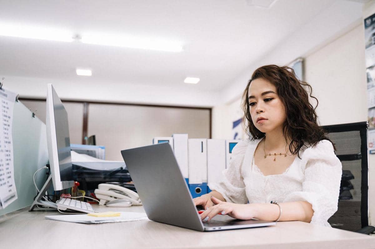 ilustrasi bekerja di kantor 