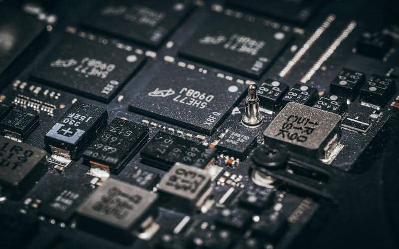 ilustrasi komponen chip elektronik