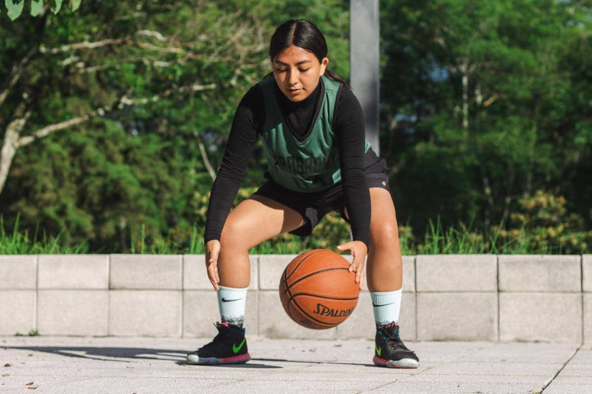 Cari Sepatu Basket Perempuan Nyaman? Ini 5 Rekomendasi Buat Kamu