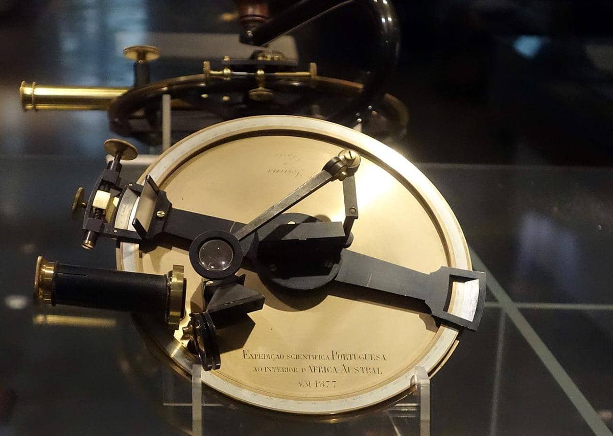 Lingkaran pemantul (reflecting circle), instrumen navigasi dan astronomi dari abad ke-19 yang dipajang di Museu de Marinha.