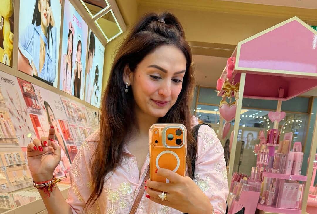 9 Potret Seru Akriti Kakar Liburan di Kuala Lumpur, Jajan Gelato!