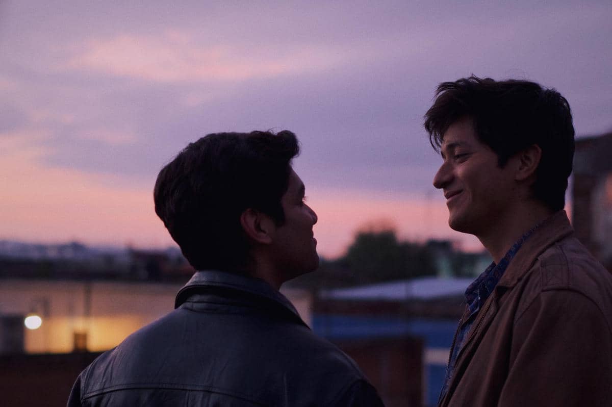 adegan dalam film I Carry You with Me
