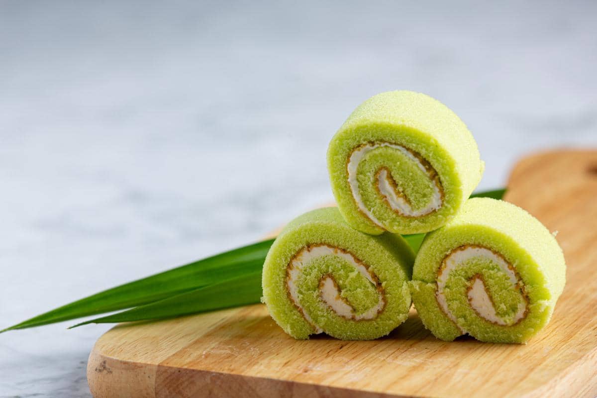 ilustrasi roll cake matcha dan kacang merah