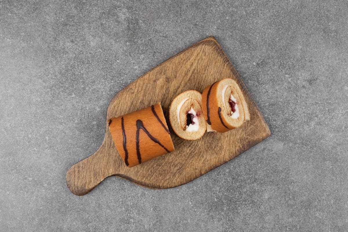 ilustrasi roll cake kurma dan cream cheese