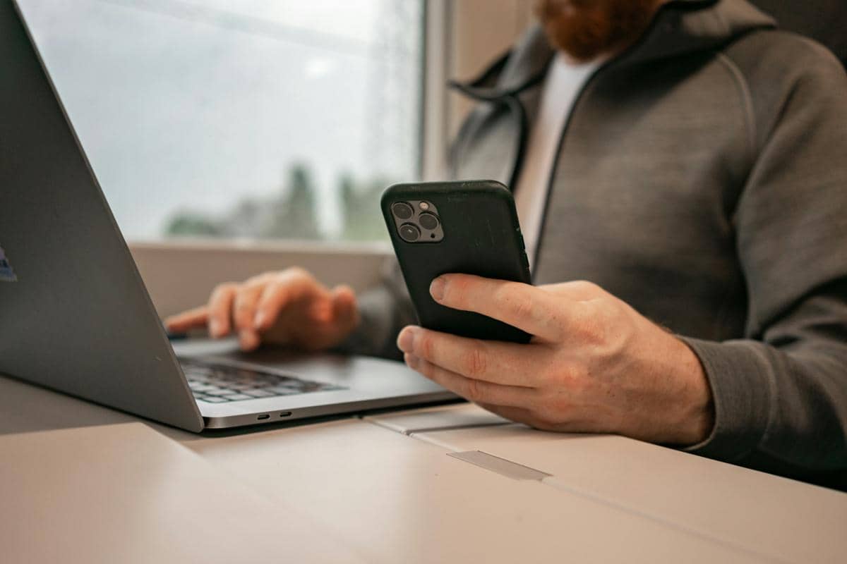 ilustrasi online dengan laptop atau ponsel (unsplash.com/Anastasiia Nelen)