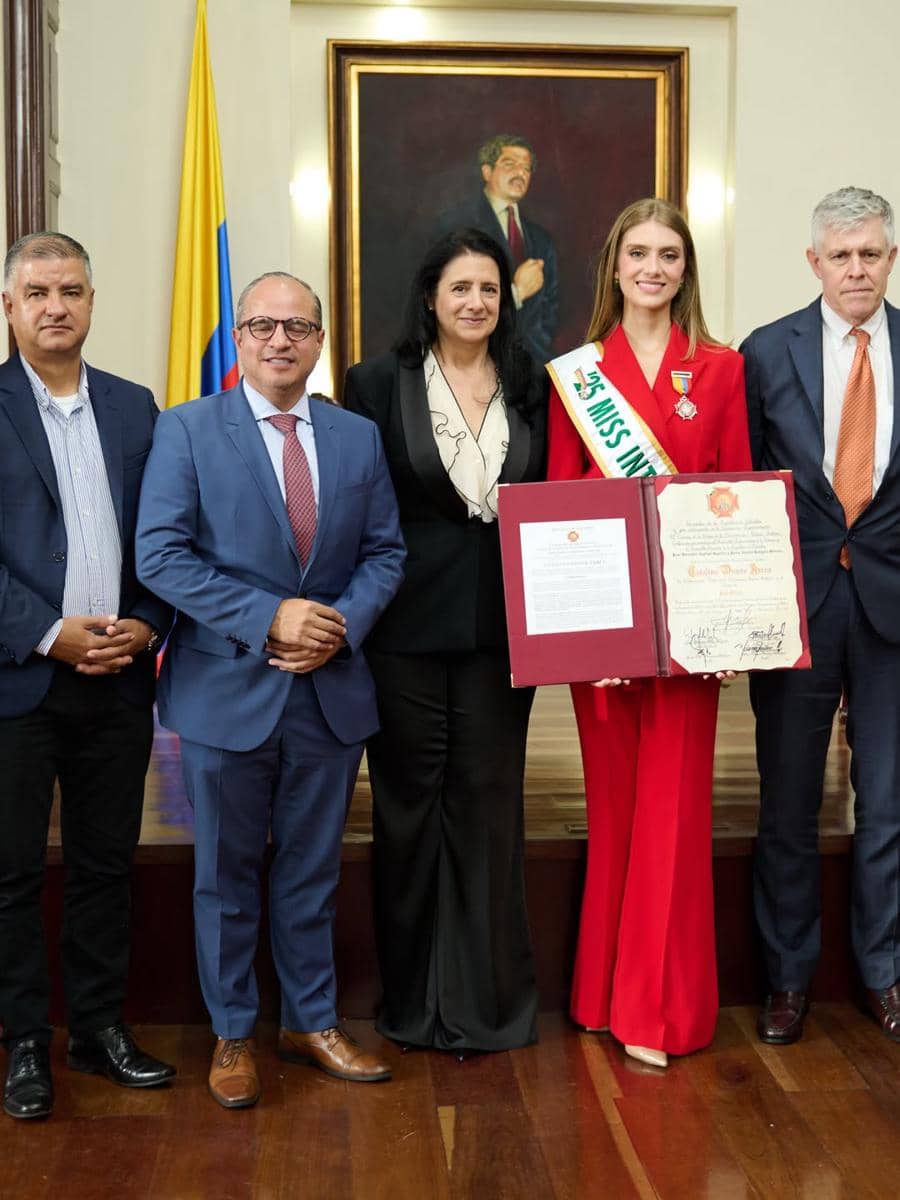 Potret Miss International 2025 Raih Penghargaan Pemerintah Kolombia