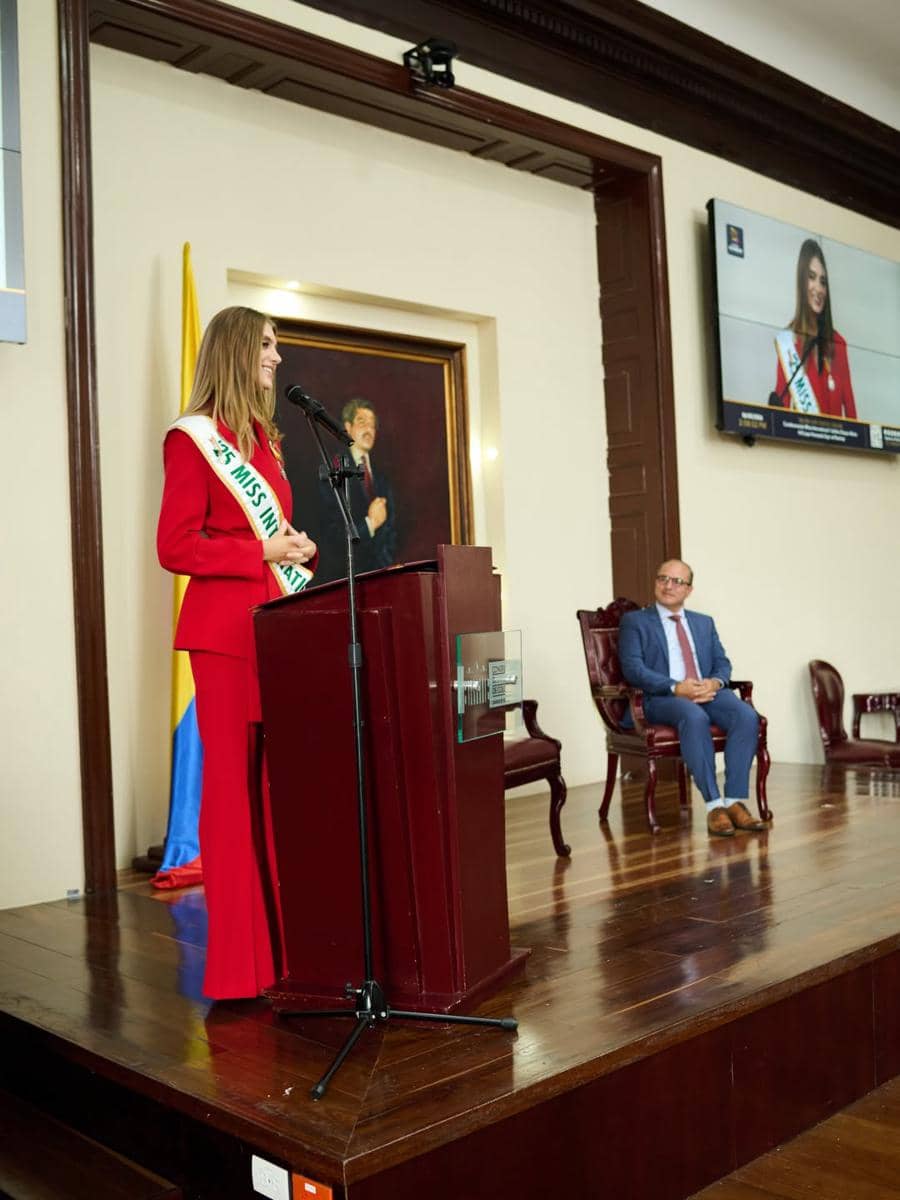 Potret Miss International 2025 Raih Penghargaan Pemerintah Kolombia