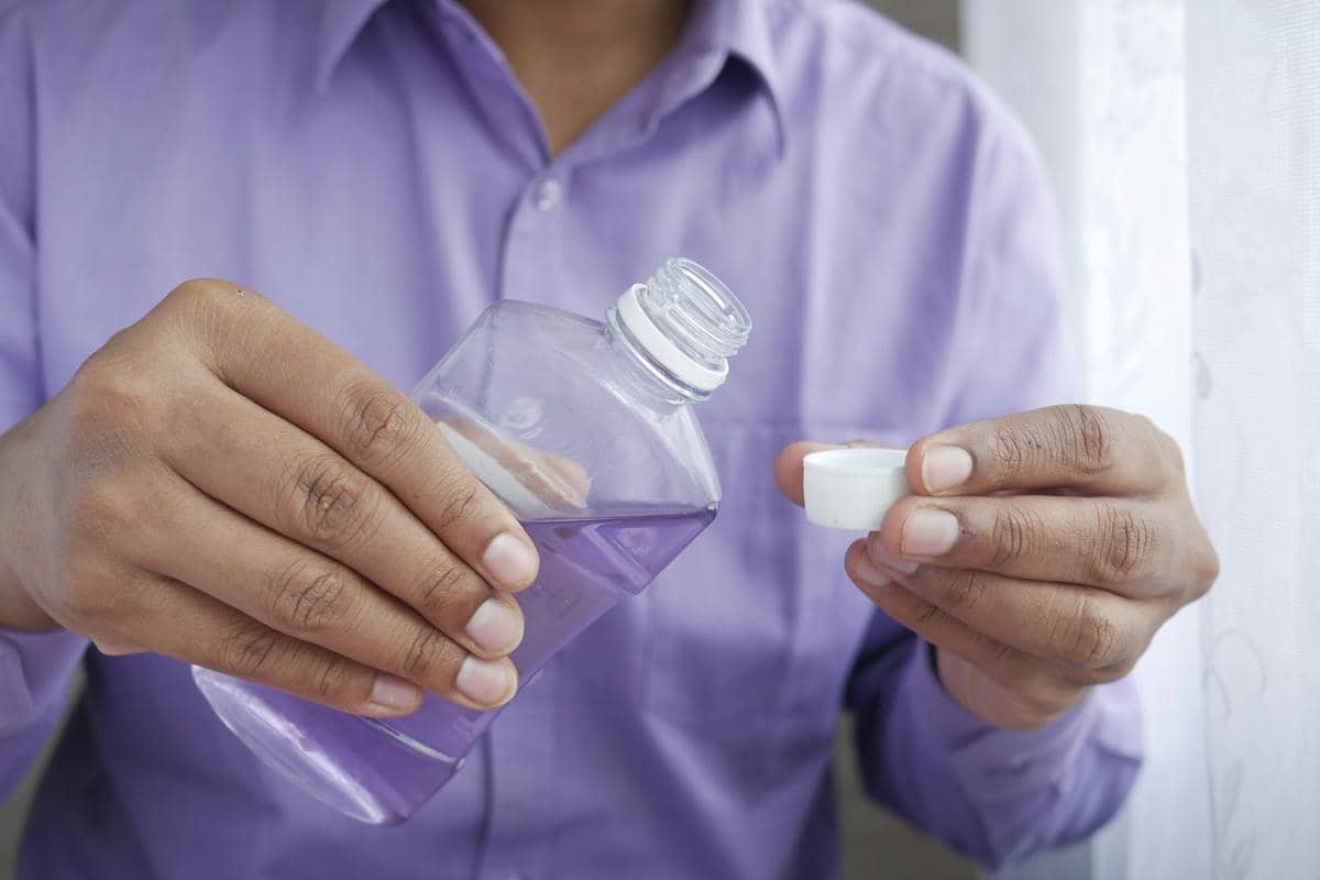 5 Tips Memilih Mouthwash yang Efektif untuk Mengatasi Bau Mulut 