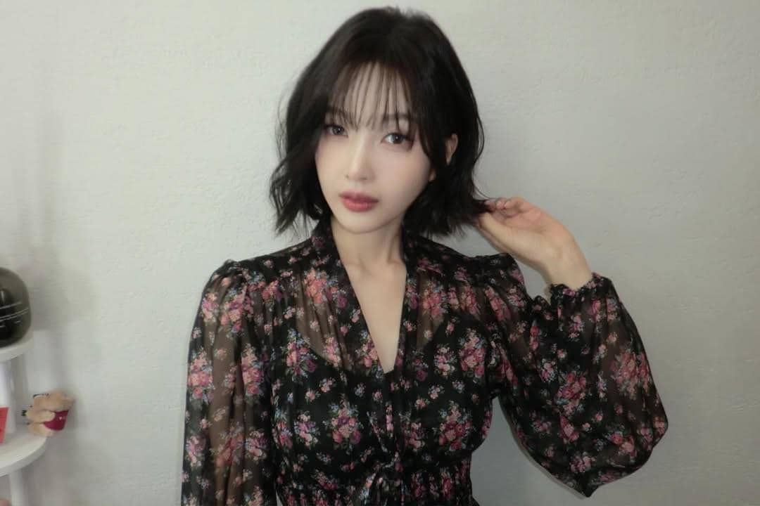 Joy Red Velvet berpose dengan dress bermotif bunga