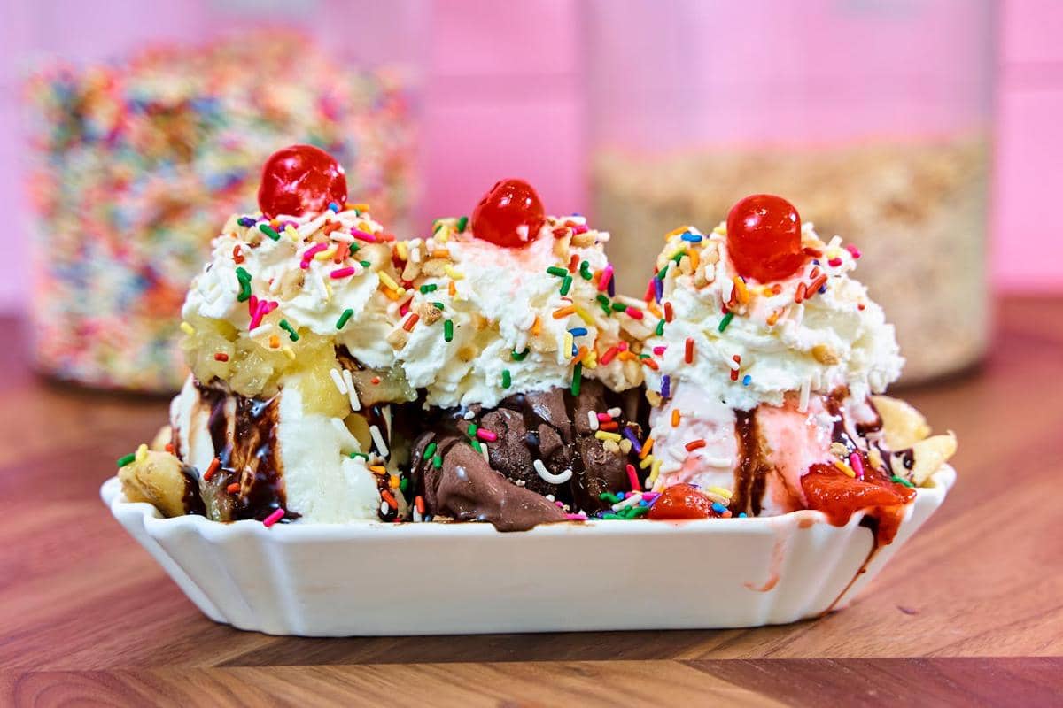 ilustrasi sajian ice cream sundae