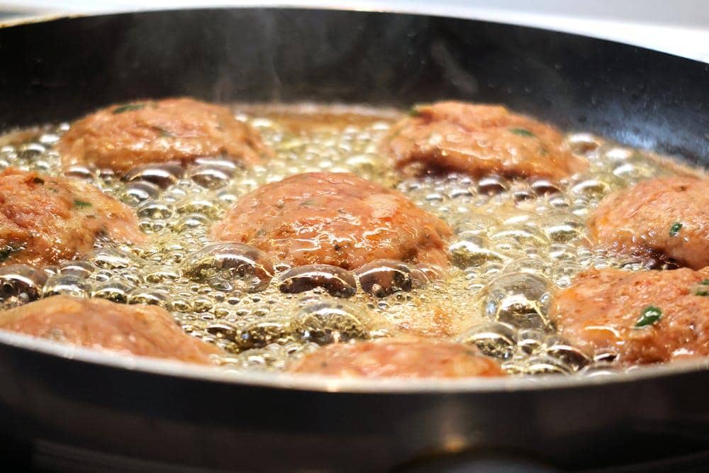 ilustrasi menggoreng daging