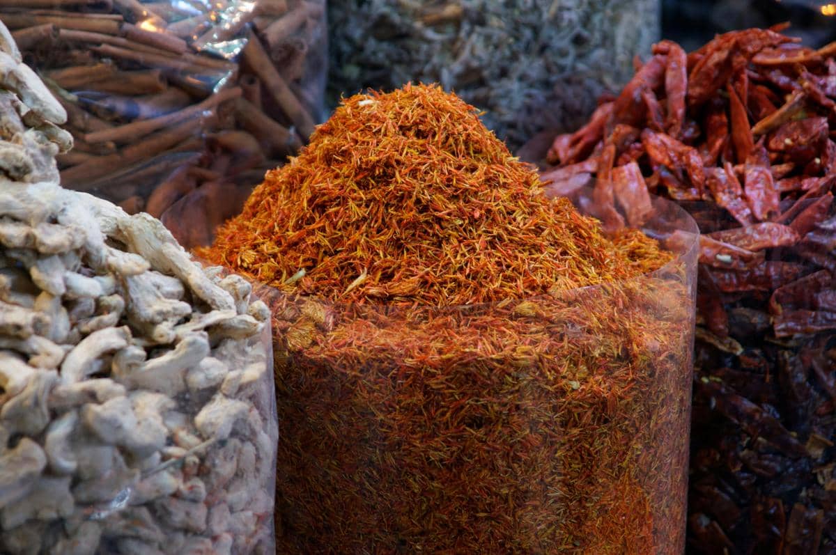 saffron yang beredar di pasaran dengan harga terlalu murah perlu diperiksa keasliannya.