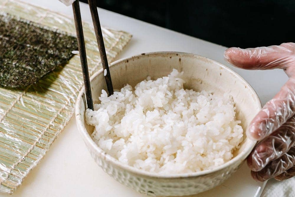 ilustrasi nasi pulen untuk onigiri