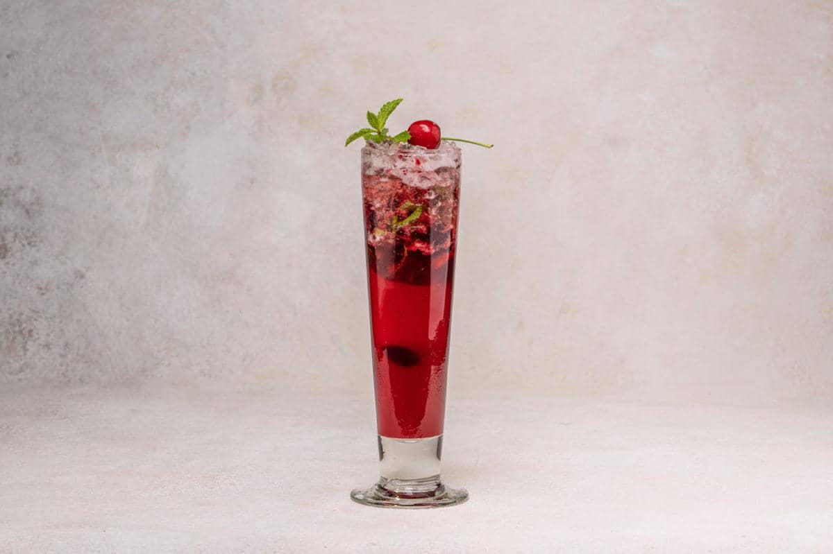 ilustrasi minuman cherry vanilla dirty soda