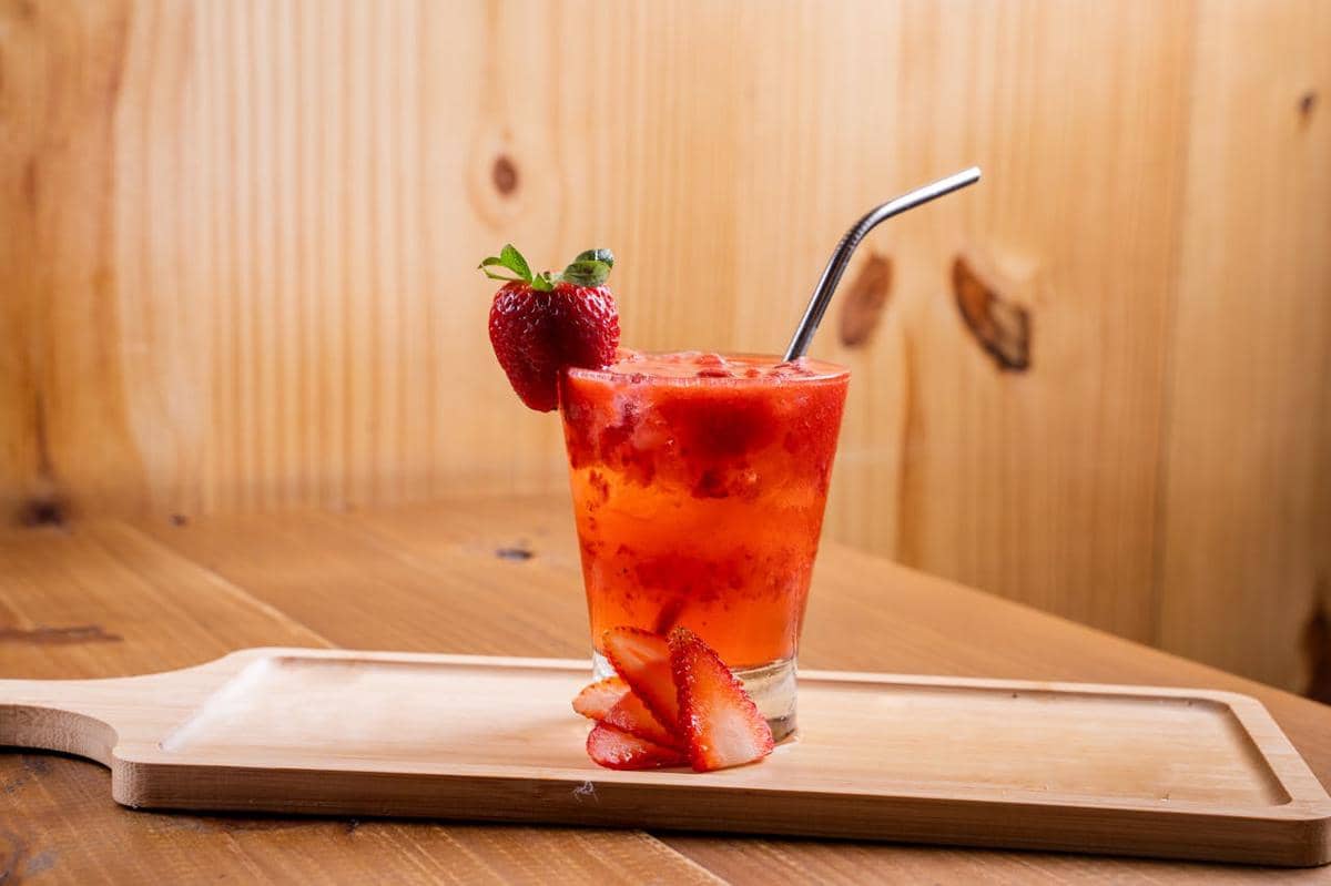 ilustrasi minuman strawberry dirty soda