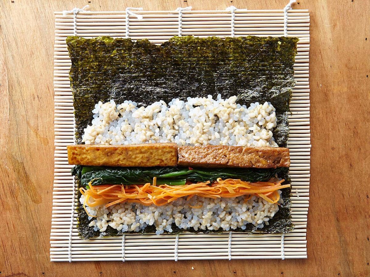 ilustrasi membuat kimbap tuna