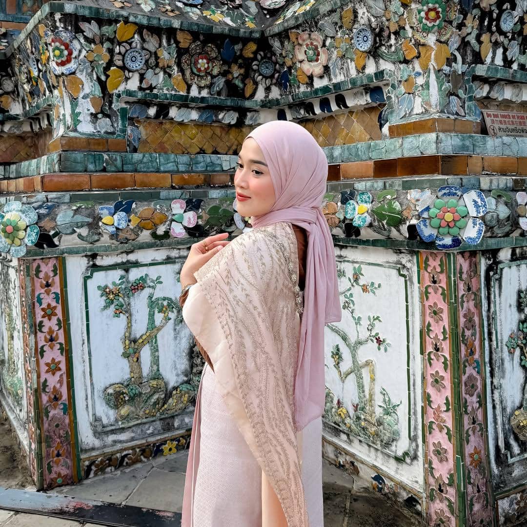 Ririe Fairus mengunjungi Wat Arun di Thailand bareng sahabat