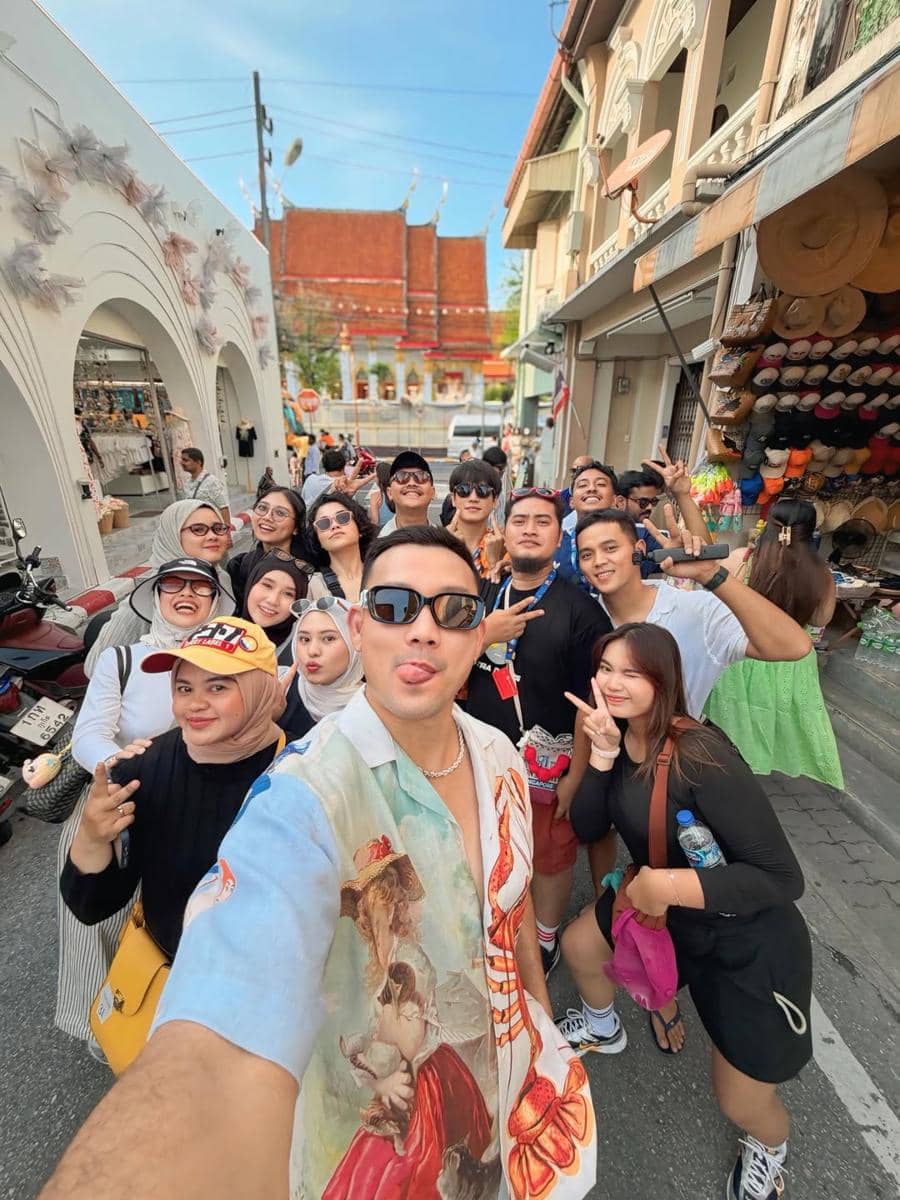 Denny Sumargo ajak tim liburan ke Thailand