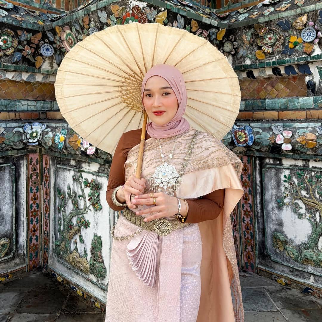 Ririe Fairus mengunjungi Wat Arun di Thailand bareng sahabat
