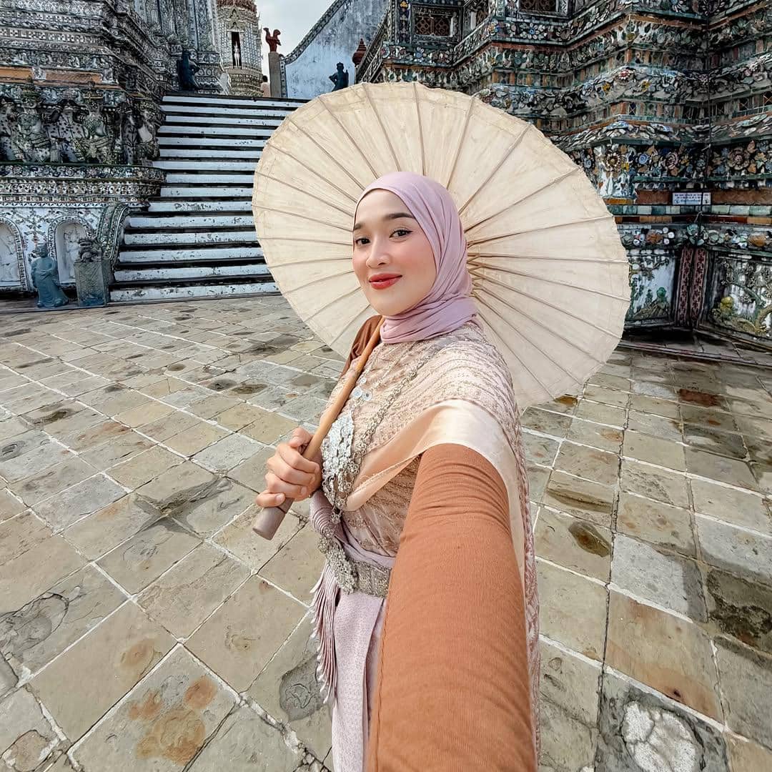 Ririe Fairus mengunjungi Wat Arun di Thailand bareng sahabat