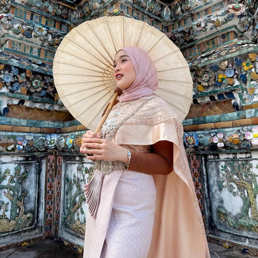 Ririe Fairus mengunjungi Wat Arun di Thailand bareng sahabat