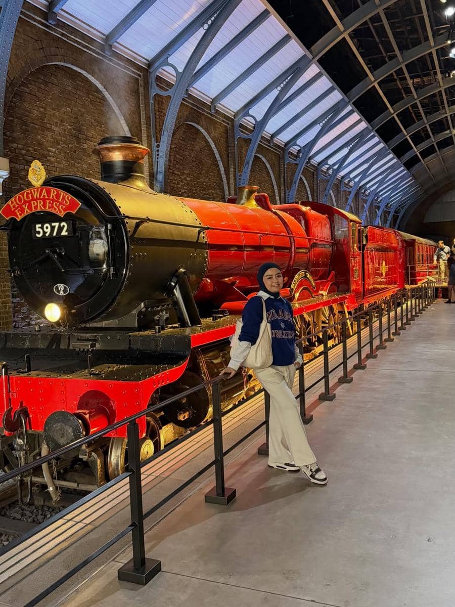 Keluarga Tika Ramlan ke Harry Potter Warner Bros Tokyo