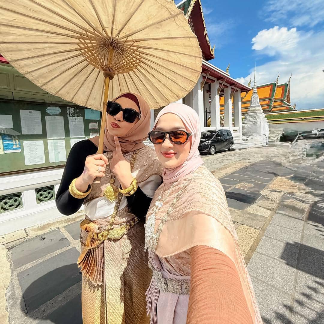 Ririe Fairus mengunjungi Wat Arun di Thailand bareng sahabat