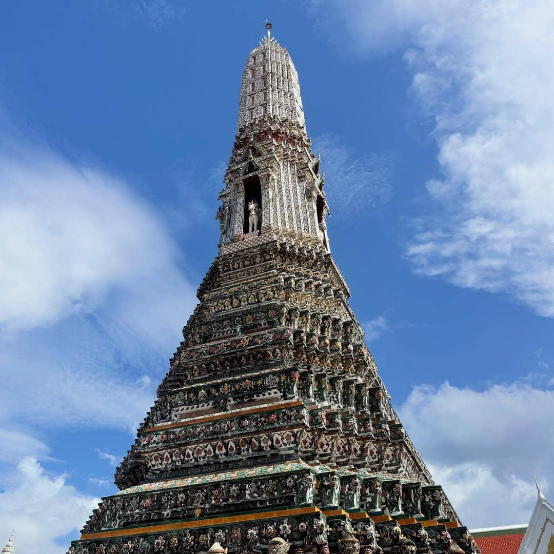 Ririe Fairus mengunjungi Wat Arun di Thailand bareng sahabat
