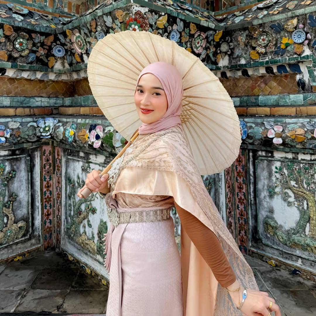 Ririe Fairus mengunjungi Wat Arun di Thailand bareng sahabat