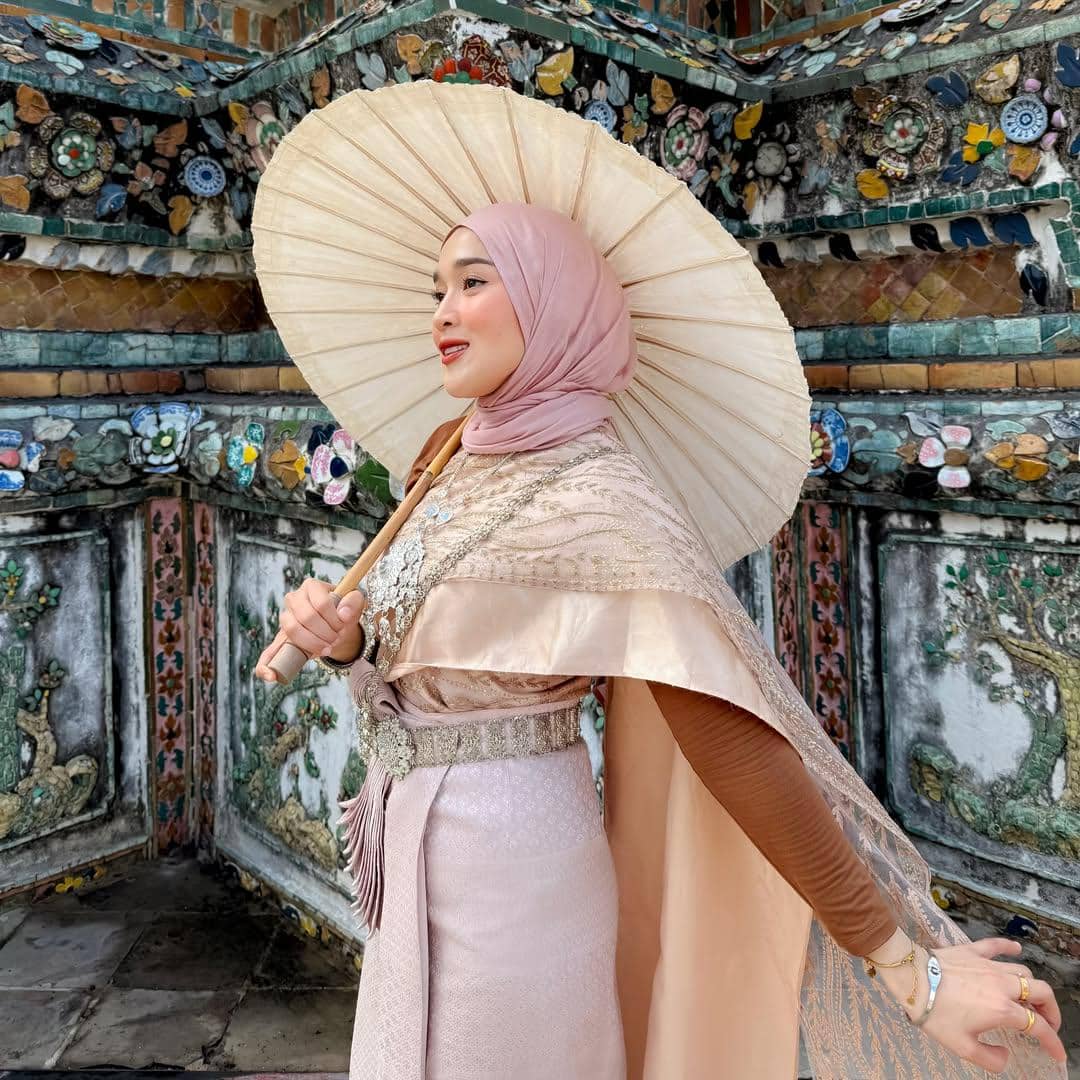 Ririe Fairus mengunjungi Wat Arun di Thailand bareng sahabat