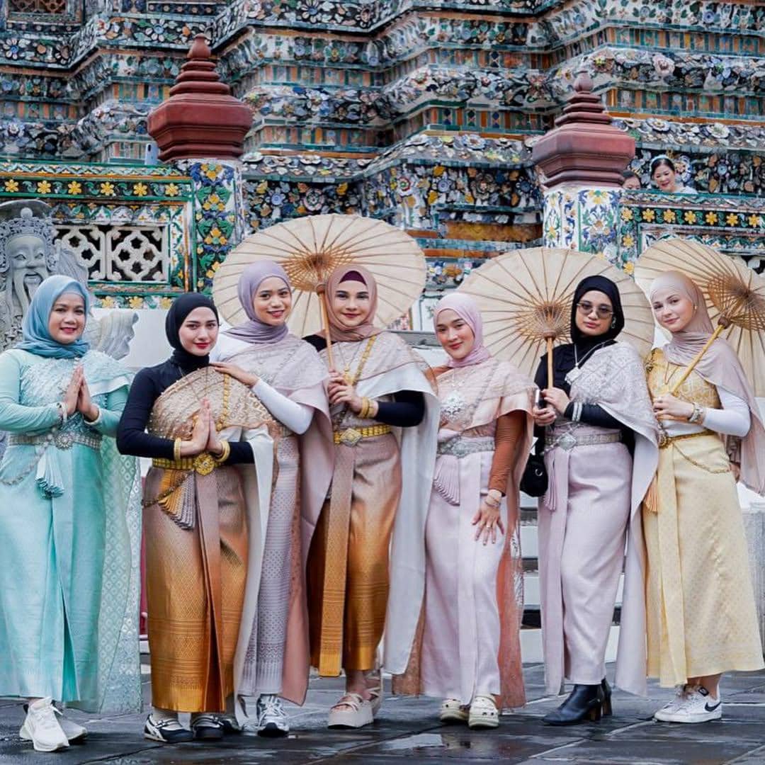 Ririe Fairus mengunjungi Wat Arun di Thailand bareng sahabat