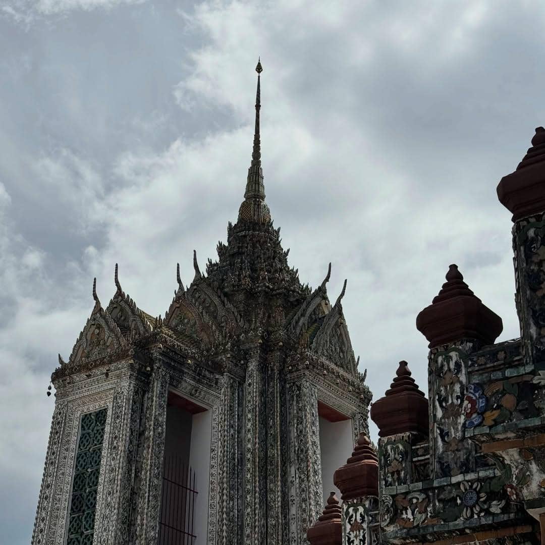 Ririe Fairus mengunjungi Wat Arun di Thailand bareng sahabat
