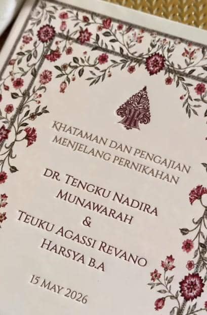 Undangan khataman dan pengajian menjelang pernikahan dengan desain floral elegan berwarna merah marun dan emas.