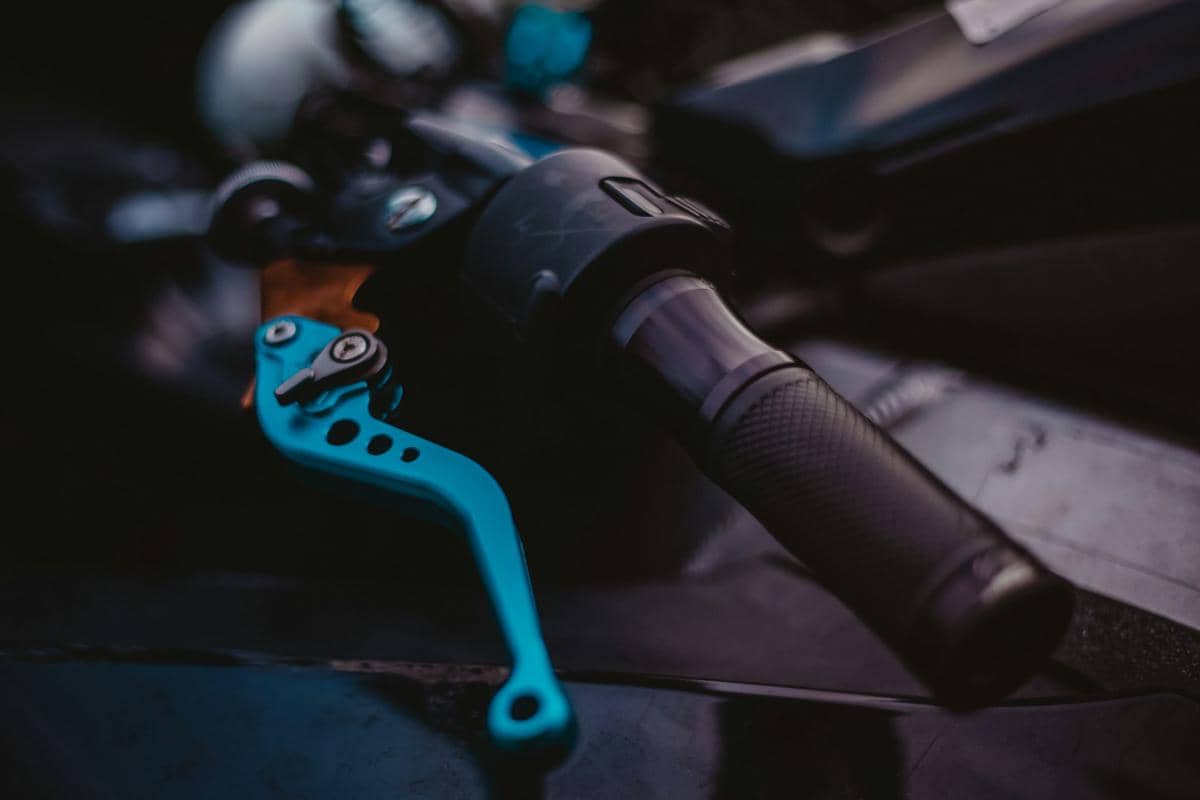 pengeraman darurat mobil dan motor
