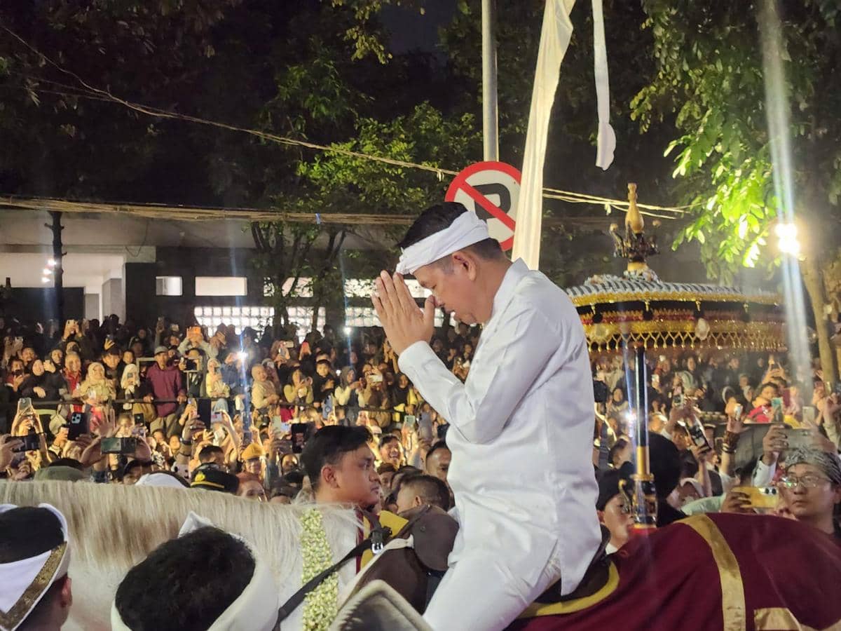 Dedi Mulyadi Tunggangi Kuda Putih Kawal Mahkota Binokasih di Bandung