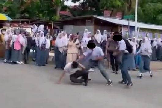 Tangkapan layar video siswa SMK di Polewali, Sulawesi Barat, mengeroyok satpam sekolah. Dok. Istimewa