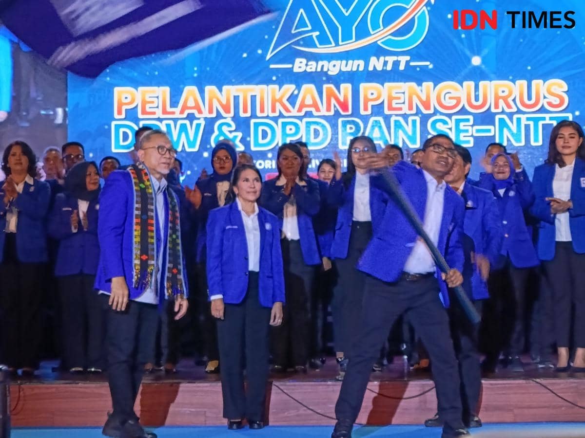 Ketua DPW NTT Ahmad Yohan mengibarkan bendera pataka PAN di atas panggung saat pelantikan pengurus DPW dan DPD PAN se-NTT.