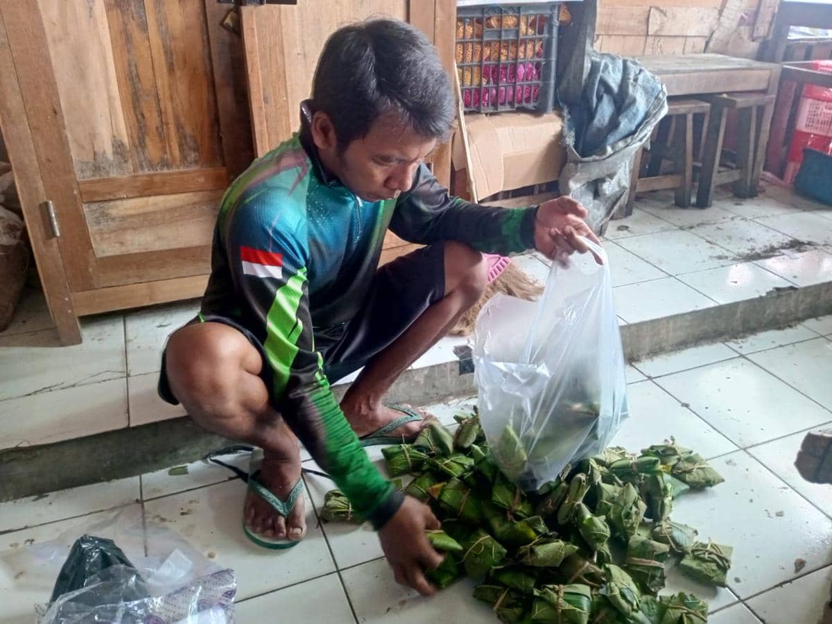 Daun jati yang dijual di Pasar Imogiri Bantul. (IDN Times/Daruwaskita)