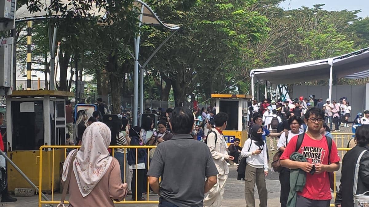 Kerumunan pengunjung berkumpul di area luar ICE BSD saat acara Comifuro 22 dengan suasana ramai di bawah pepohonan.