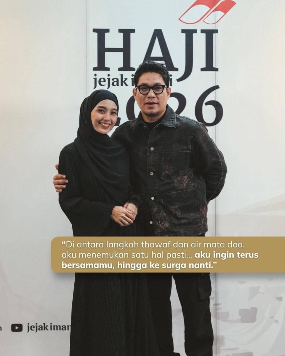 Seorang pria dan wanita berpose bersama sambil tersenyum di depan latar bertuliskan Haji Jejak Imani 2026 dengan kutipan inspiratif di bagian bawah.