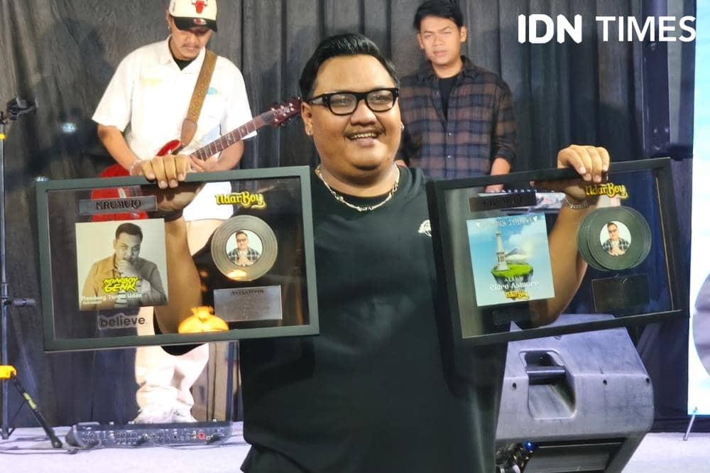 Potret Ndarboy Genk menerima penghargaan platinum di Markas Balker Baru, Kabupaten Bantul, Daerah Istimewa Yogyakarta, Selasa (12/5/2026)