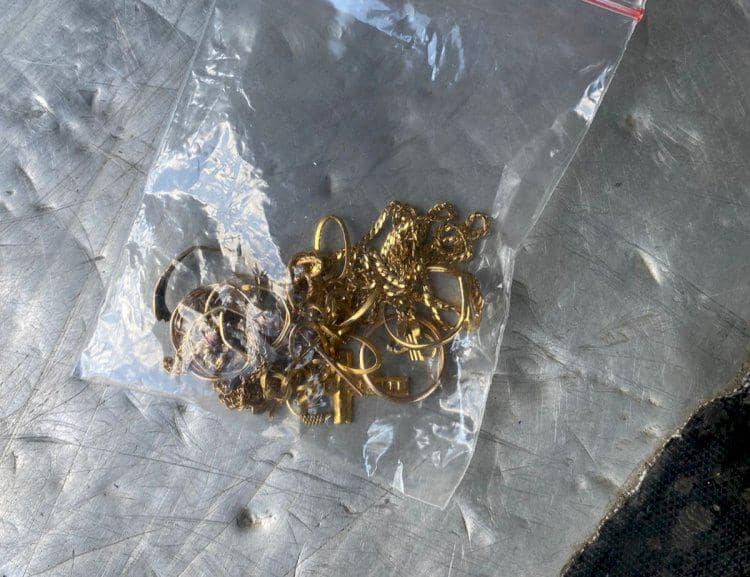 Perhiasan emas berupa cincin dan kalung disimpan dalam kantong plastik bening sebagai barang bukti hasil pencurian.