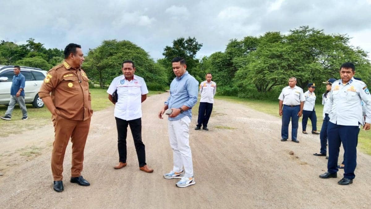 Sejumlah pejabat daerah berdiri di area landasan pacu yang masih berupa tanah saat meninjau lokasi pengembangan bandara di TTU.