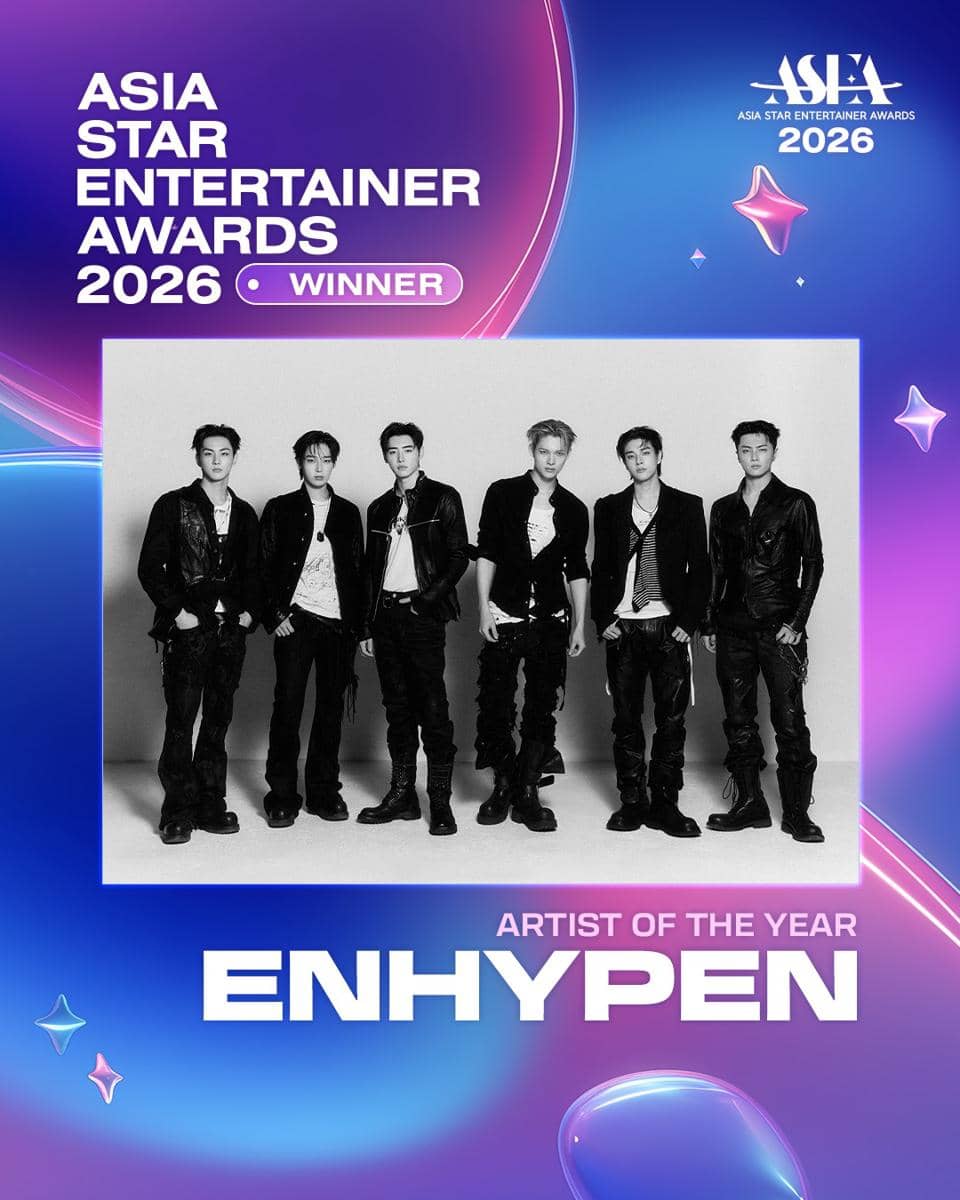 Grup musik berdiri bersama dalam foto hitam putih dengan latar desain berwarna biru dan ungu bertuliskan Asia Star Entertainer Awards 2026.